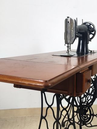 Maquina de coser SIGMA y mueble SINGER pedal forja