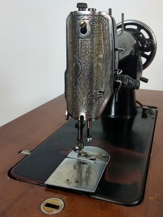 Maquina de coser SIGMA y mueble SINGER pedal forja
