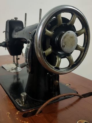 Maquina de coser SIGMA y mueble SINGER pedal forja
