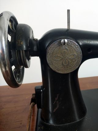 Maquina de coser SIGMA y mueble SINGER pedal forja