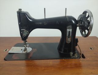 Maquina de coser SIGMA y mueble SINGER pedal forja