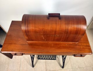 Maquina de coser SIGMA y mueble SINGER pedal forja