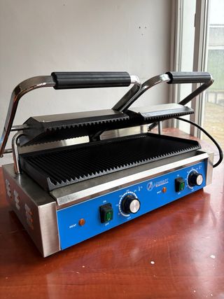 Sandwichera doble casi nueva