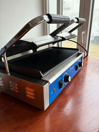 Sandwichera doble casi nueva