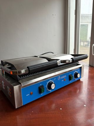 Sandwichera doble casi nueva