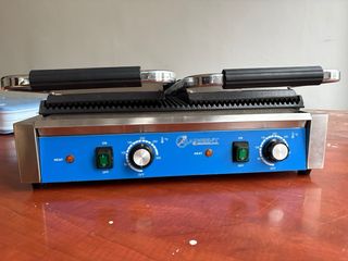 Sandwichera doble casi nueva