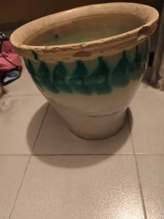 Maceta antigua terracota verde y blanca