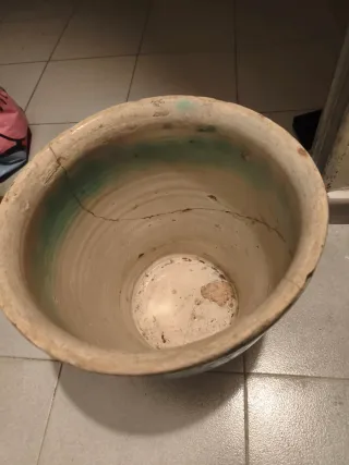 Maceta antigua terracota verde y blanca