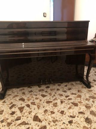 Piano vertical madera oscura