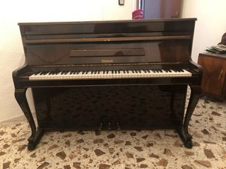 Piano vertical madera oscura