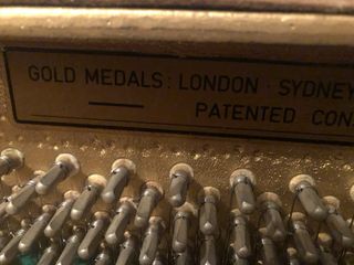 Piano vertical madera oscura