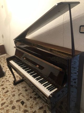 Piano vertical madera oscura