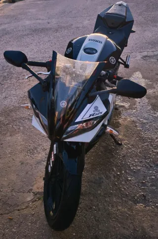 Yamaha YZF 125R Sportbike Negra/Plata