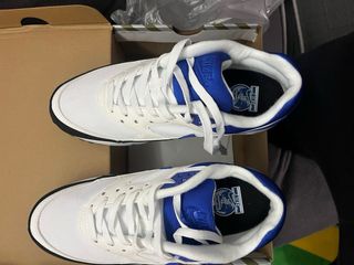 Nike Air Max en blanco y violeta persa