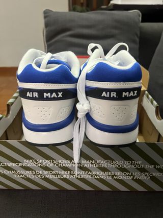 Nike Air Max en blanco y violeta persa