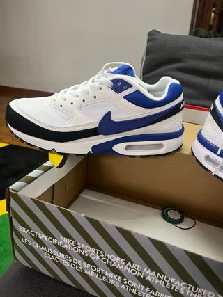 Nike Air Max en blanco y violeta persa