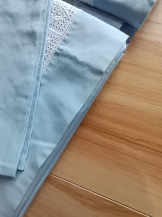 Juego de sábanas azul con encaje