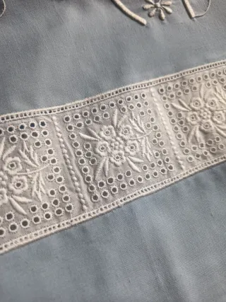 Juego de sábanas azul con encaje