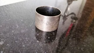 Porta-tovaglioli o bracciale vintage con fiori, in argento?