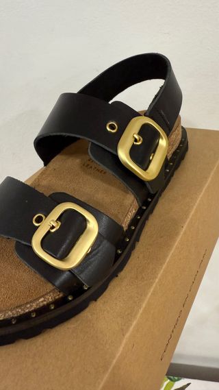 Yokono Sandalias Piel Negra Hebilla Dorada