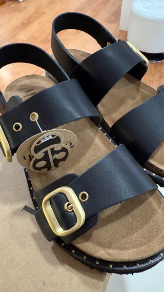 Yokono Sandalias Piel Negra Hebilla Dorada