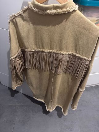 Chaqueta tejana con flecos y pedrería