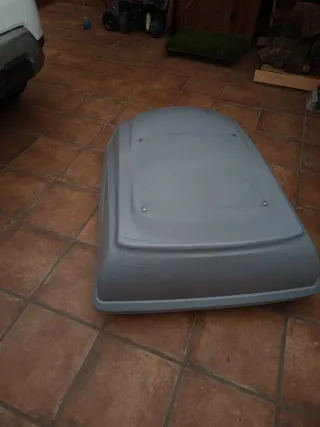 Arcón maletero coche gris