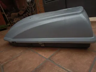 Arcón maletero coche gris