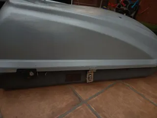 Arcón maletero coche gris