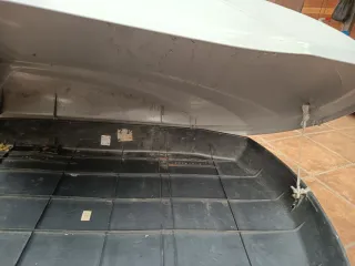 Arcón maletero coche gris