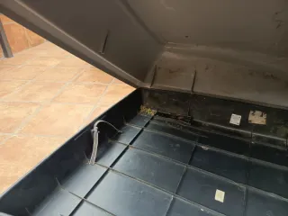 Arcón maletero coche gris