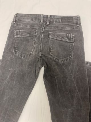 Pantalón vaquero gris