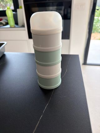 Porta polvos para biberón apilable