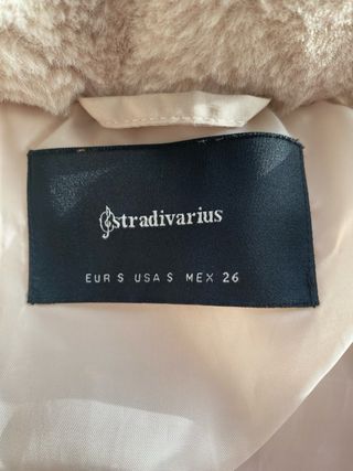 Cazadora corta beige con capucha TRAdivarius