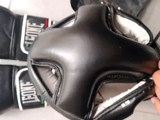 Casco y guantes boxeo Leone negros
