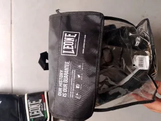 Casco y guantes boxeo Leone negros