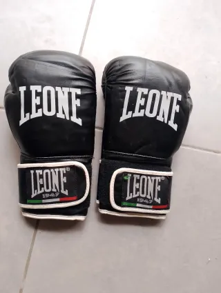Casco y guantes boxeo Leone negros