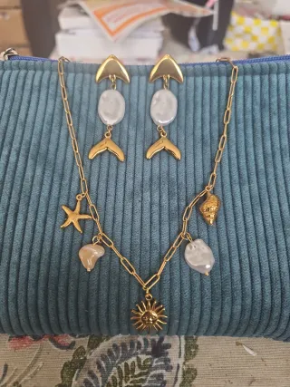 Conjunto collar y pendientes dorados