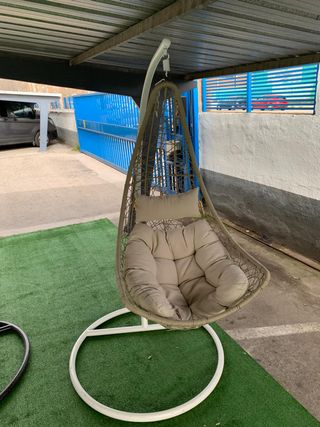 Silla Colgante Mimbre Beige y Base Blanca