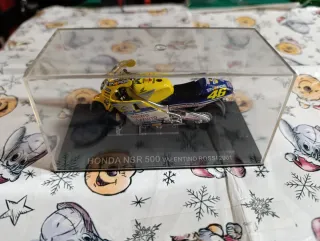 Modellino Honda NSR 500 Valentino Rossi 2001