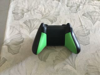 XBOX ONE X, MANDO ORIGINAL Y CABLES.