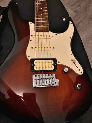 Guitarra electrica Yamaha + Amplificador Peavey