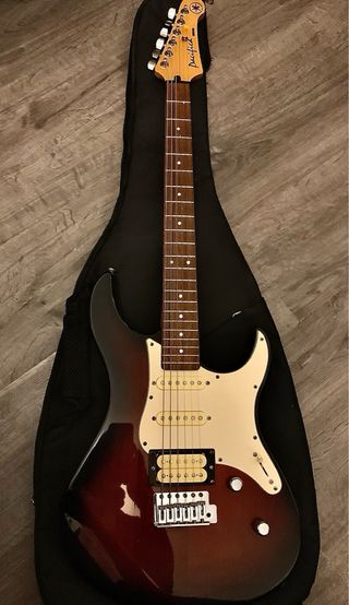 Guitarra electrica Yamaha + Amplificador Peavey