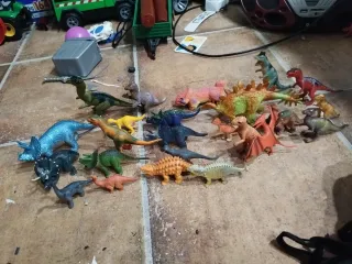 Figuras de dinosaurios de plástico
