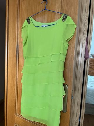 Vestido verde con volantes y pedrería