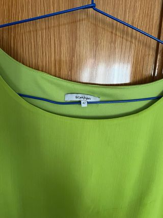 Vestido verde con volantes y pedrería