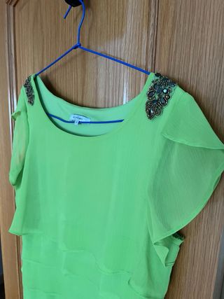 Vestido verde con volantes y pedrería
