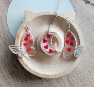 Collar y pendientes de luna y corazón