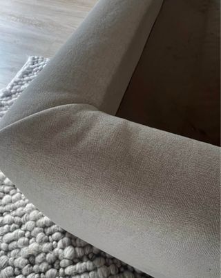 Estrutura de cama bege em tecido