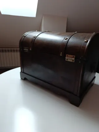 Baúl de madera y cuero